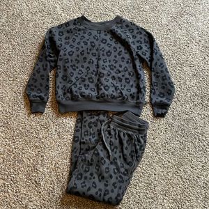 Old Navy outfit-joggers and crew sweatshirt